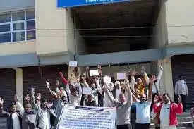 Jaisalmer वन विभाग के खिलाफ कार्रवाई की मांग को लेकर कलेक्टर कार्यालय के सामने 3 दिनों से धरना