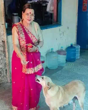 सेट पर आवारा कुत्तों का ध्‍यान रखती हैं अभिनेत्री हिमानी शिवपुरी