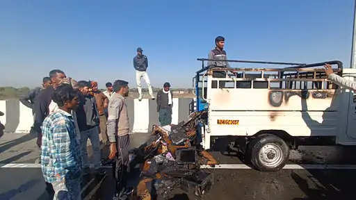 Bhilwara शहर में चलती पिकअप में लगी आग, सामान जलकर राख