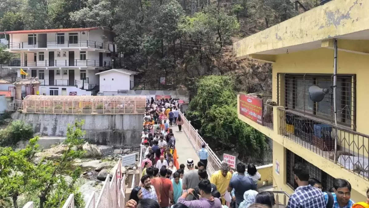 Nainital Baba Neem Karori के दर पर किस्मत बदलने को उमड़ा भक्तों का सैलाब