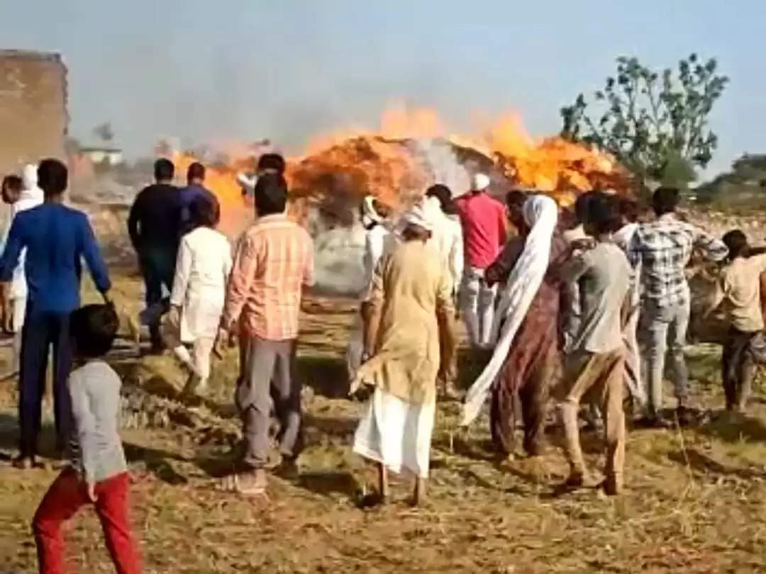 Alwar आग से 4 बीघे का गेहूं जलकर राख, चीखता-चिल्लाता रहा किसान