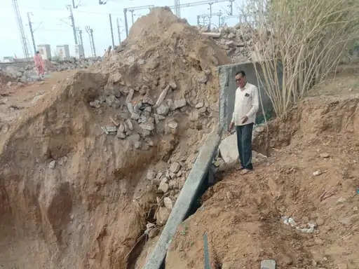 Sikar रींगस में रेलवे निर्माण कार्य के दौरान पाइप लाइन टूटी