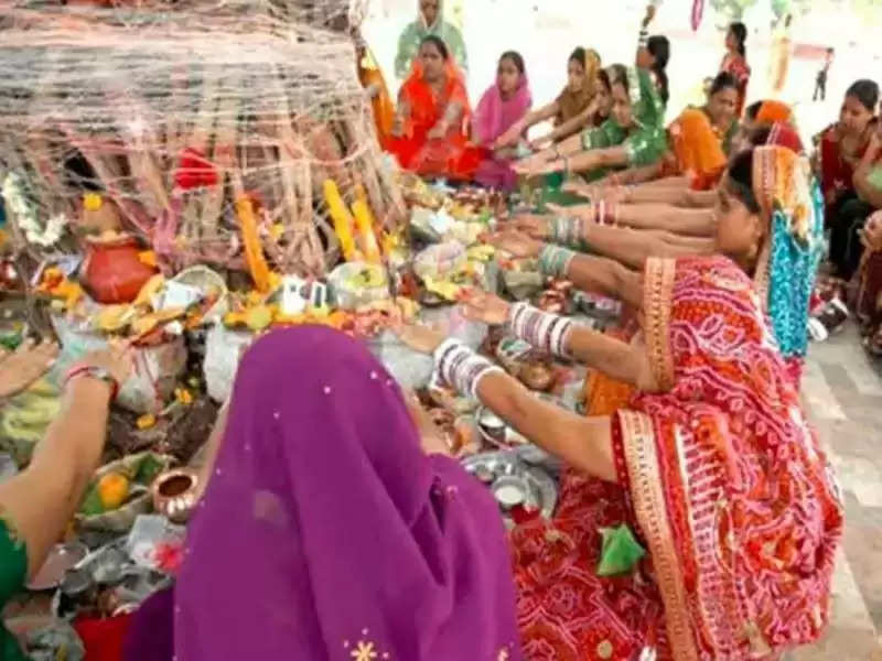 Vat Savitri Vrat 2024 पति की दीर्घायु के लिए सुहागिनें वट सावित्री के दिन इस मुहूर्त में करें पूजा