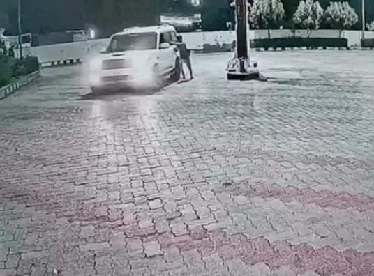 किशनगढ़ में दिनदहाड़े पेट्रोल पंप कर्मचारी से हुई लूट, देखें वायरल वीडियो में पूरा बयान