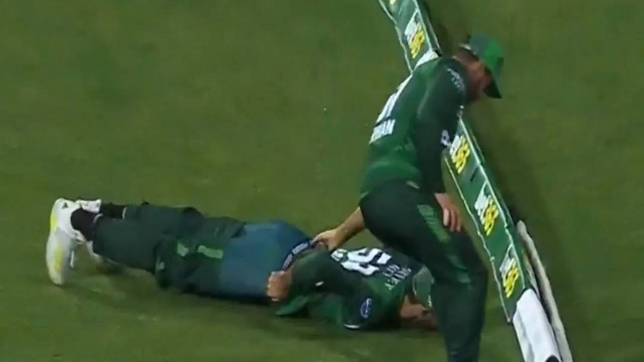 Pakistani player's pants fell on the middle of the field, a shameful accident happened in the live match, watch video