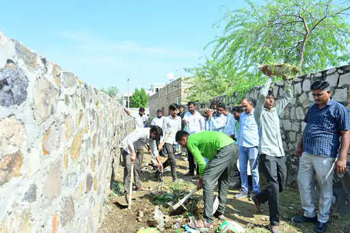 Barmer मयूर नोबल्स एकेडमी ने चलाया सफाई अभियान