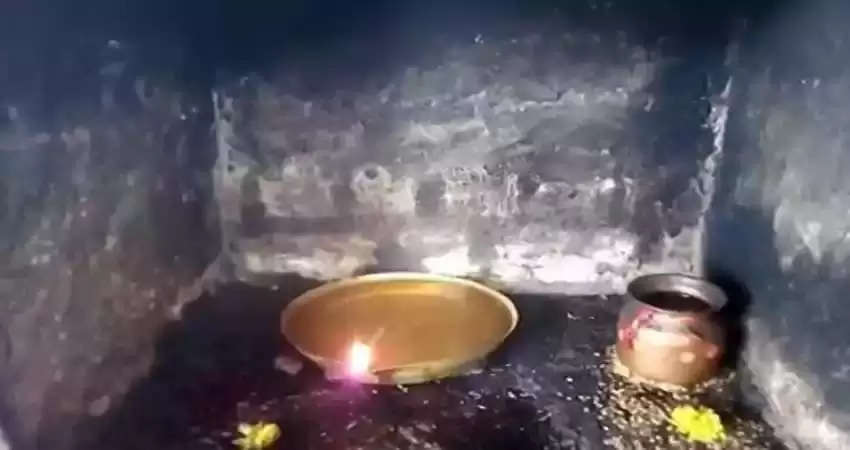 This temple of Maa Bhavani is very amazing, the lamp is lit not with ghee or oil but with water!