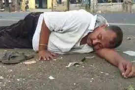 Dhanbad पटना जाने से पहले पुलिस जवान ने जमकर पी शराब, सड़क पर गिरा