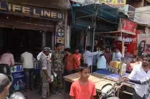 Dhanbad पुराना बाजार में कब्जा दिलाने के लिए रविवार को कोर्ट के नाजिर व प्रशासन के लोग पहुंचे. कुछ तकनीकी कारणों से दुकानदारों को दुकानें खाली करने के लिए 10 दिनों की मोहलत दी गयी