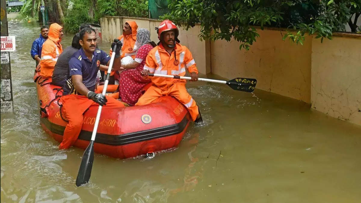 Kochi कलामासेरी नगर निगम, जो अभूतपूर्व बाढ़ से जूझ रहा है, जल निकायों में अतिक्रमण की पहचान करने के लिए कार्रवाई कर रहा