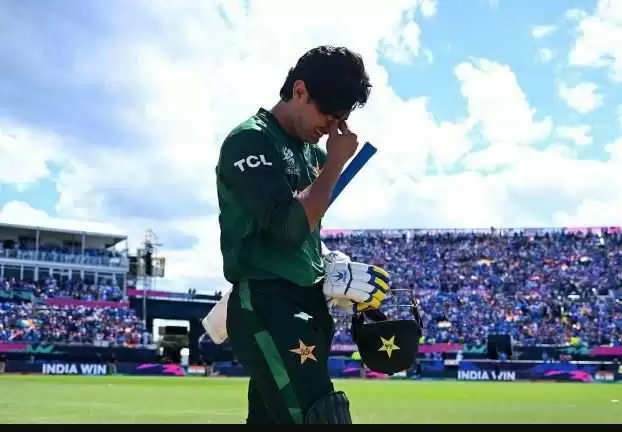 IND Vs PAK भारत के खिलाफ मिली हार को बर्दाशत नहीं कर पाया ये पाकिस्तानी खिलाड़ी, मैदान पर फूट-फूटकर रोया, देखें वीडियो
