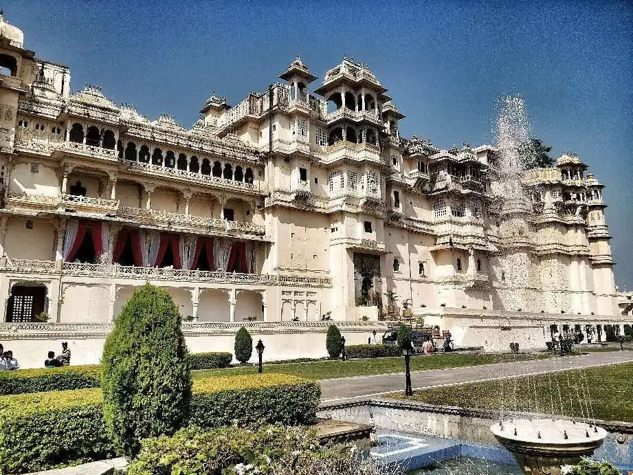 That luxurious palace is situated in the city of Udaipur, which is the proof of the bravery history of Mewar, after watching the video, your chest will swell with pride.