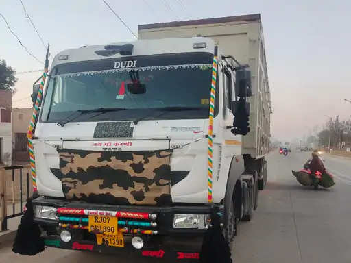 Sriganganagar परिवहन एवं खनिज विभाग ने ट्रकों को पकड़ा , 2.83 लाख लगाया जुर्माना