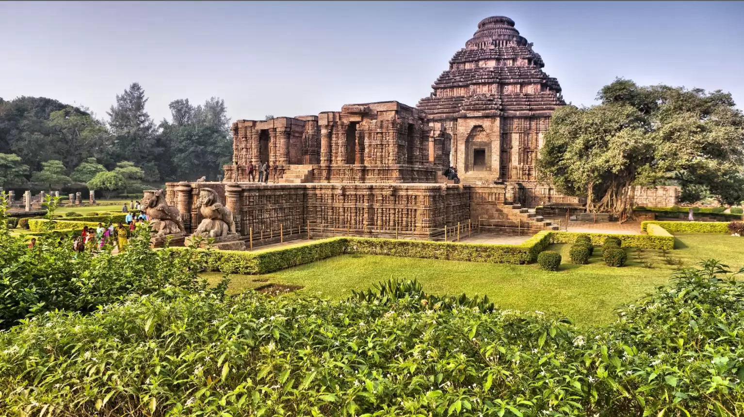 This weekend you should also visit the world's largest Sun temple with your family, see in the video the temple of the world where the river returns after touching the feet of Lord Vishnu.