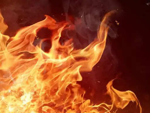 Basti आग लगने से नौ रिहायशी झोपड़ियां जलकर राख