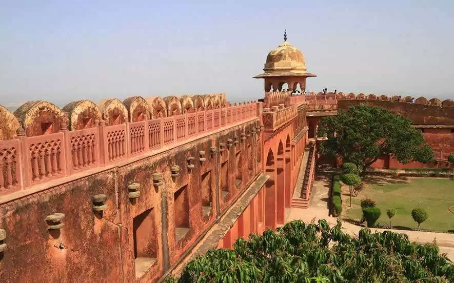 अकबर के खजाने के लिए इंदिरा गांधी ने खुदवा दिया था राजस्थान का ये पूरा का किला, वीडियो में देखें ये अजब कहानी