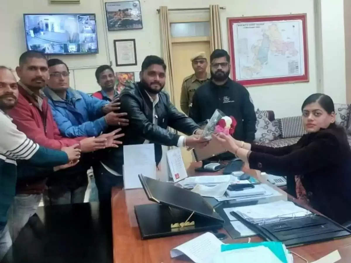 Jhalawar जीएसएस संविदा कर्मियों ने कलेक्टर से लगाई गुहार, ठेकाकर्मियों का शोषण