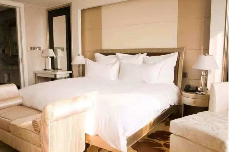 क्या आप जानते हैं आसानी से हो जाती है मैली, मगर फिर भी होटलों में सफेद चादर का ही क्यों होता हैं इस्तेमाल ?
