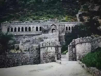 After all, how Rani Ratnavati became the reason for the destruction of Bhangarh, watch the whole story in this video opening the pages of history.