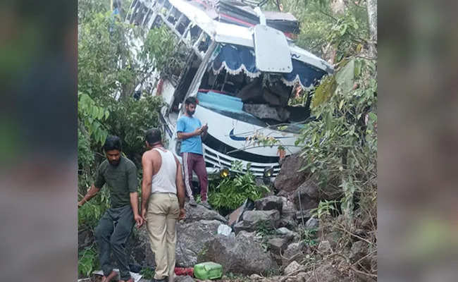 Pulwama जम्मू-कश्मीर में आतंकवादियों की गोलीबारी के बाद बस खाई में गिरी, 9 तीर्थयात्रियों की मौत