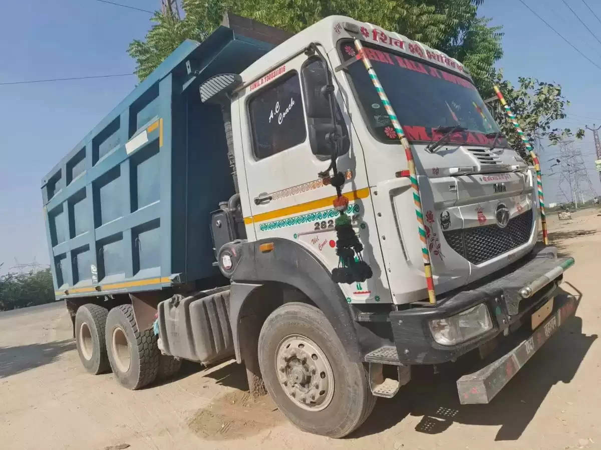 Dholpur वाहनों पर फर्जी नंबर प्लेट लगाकर अवैध बजरी परिवहन