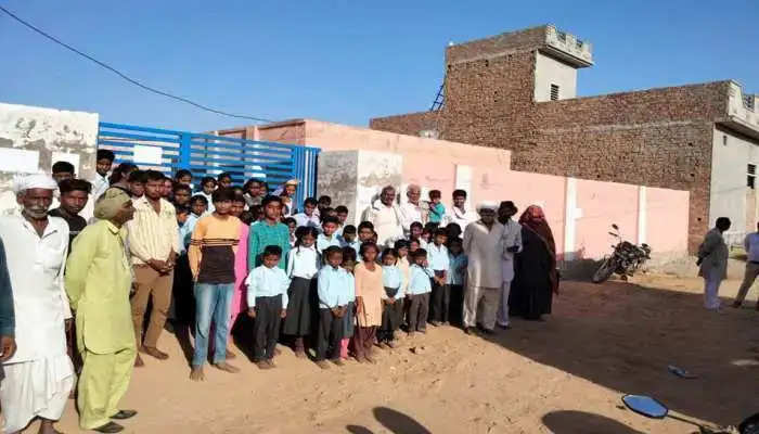 Jaisalmer एपीओ शिक्षक को बहाल करने की मांग को लेकर ग्रामीणों ने प्राथमिक विद्यालय में की तालाबंदी