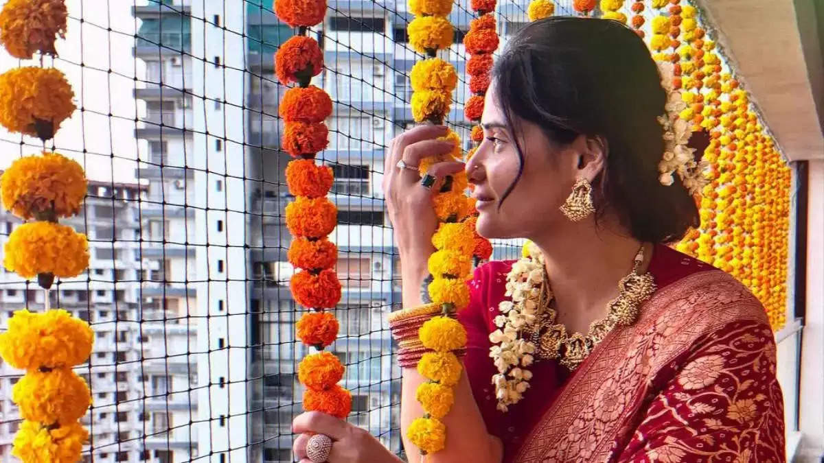शुरू हुई फेमस TV एक्ट्रेस Arti Singh की शादी की तैयारियां, फेरे लेने से पहले घर में करवाई खास पूजा, देखे तस्वीरें