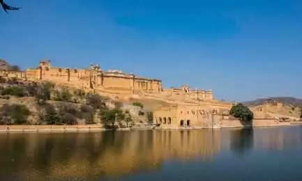 In this 2-minute video, see the glorious history of that fort of India, which was once called the threshold of India.